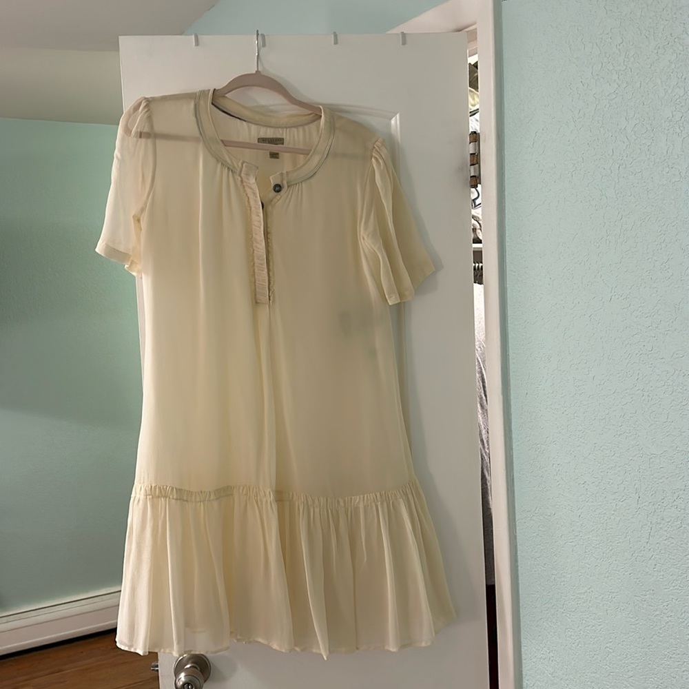 Delicate 100% silk Burberry dress, perfect for spring-excellent condition!